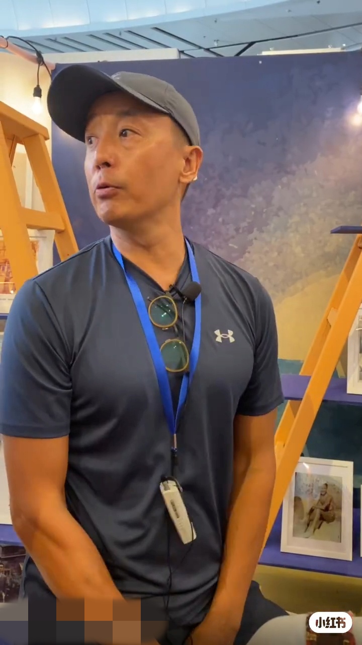 近日莫家堯現身鍾景輝紀念展覽,一身運動裝束難掩其健碩身形。 近日莫家堯現身鍾景輝紀念展覽,一身運動裝束難掩其健碩身形。