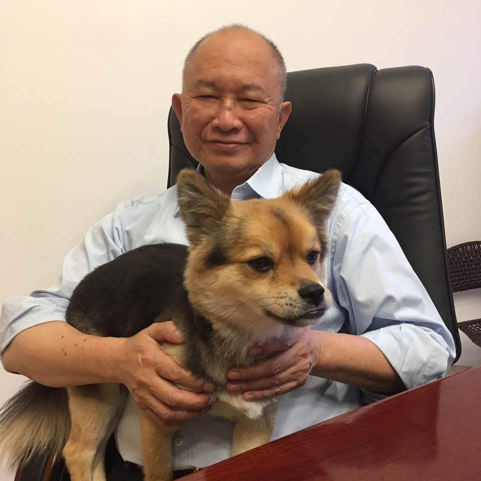 吳宇森由於離家時太匆忙,只帶上一件睡衣。 吳宇森由於離家時太匆忙,只帶上一件睡衣。