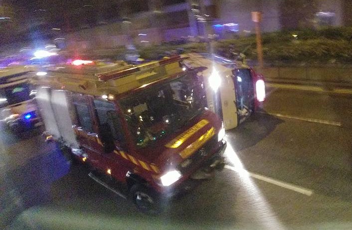 紅色小巴橫臥路面。網民‎Cho Kiu‎ 圖片