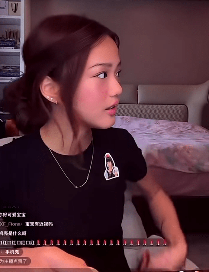 張思捷神態緊張，似乎很怕媽媽發現。
