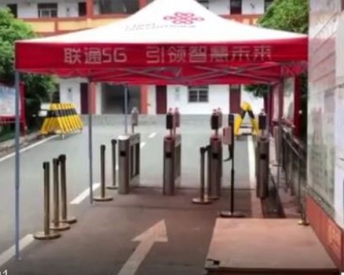 學生需要臉部測量體溫方可進校。網圖