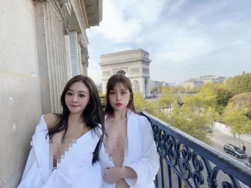 台灣網紅謝侑芯在巴黎凱旋門前只是身穿浴袍合照。網上圖片