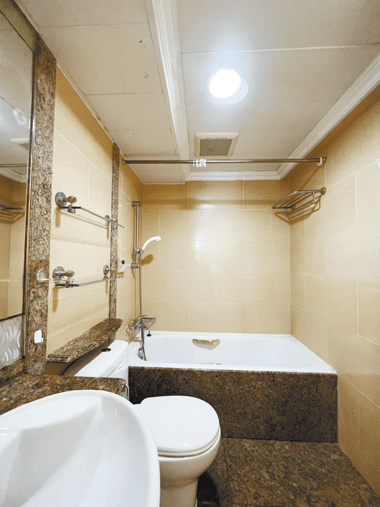 浴室保养簇新，有层架可摆放日用品。