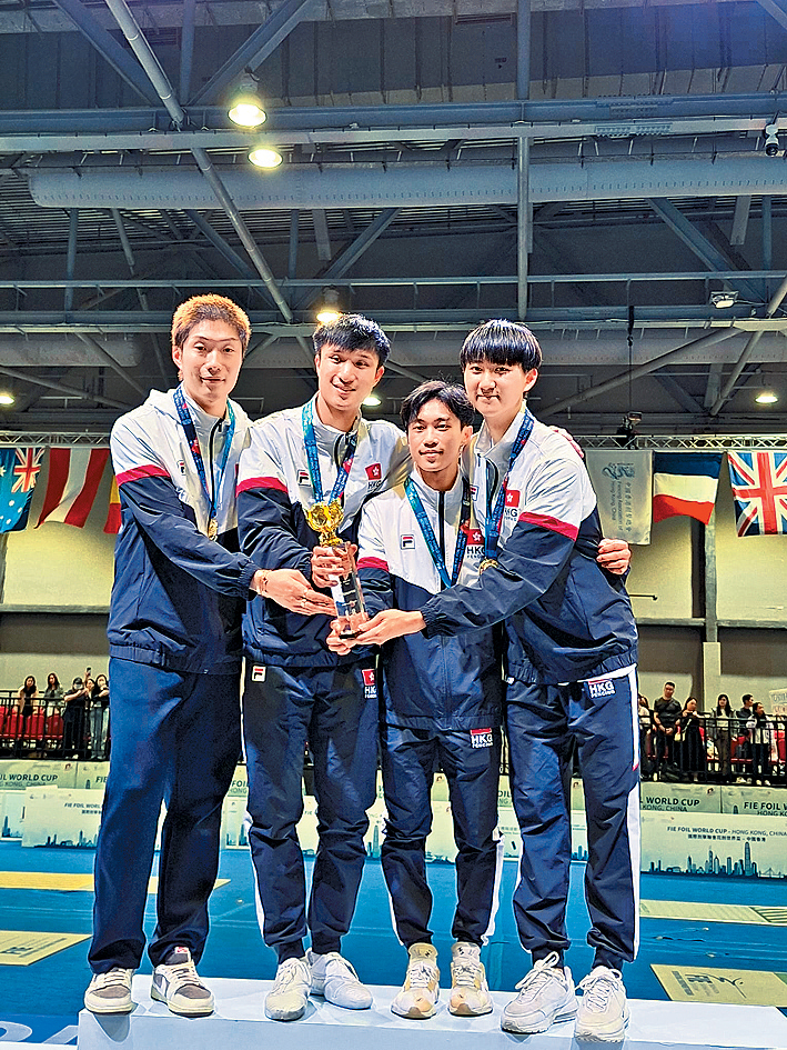 左起:張家朗、蔡俊彥、李逸朗及梁千雨締造香港隊首奪世界盃花劍團體冠軍的歷史。