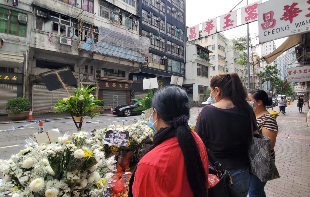 多名市民到場獻花悼念。