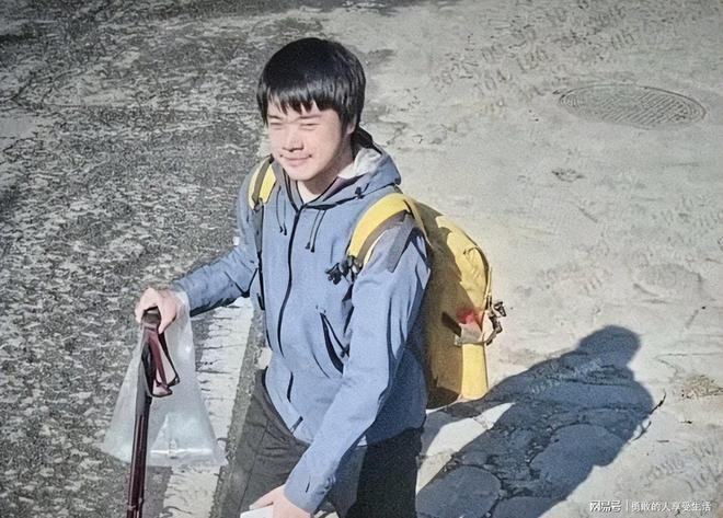 新疆男大生王圣在喀纳斯失踪逾10日，家属悬赏百万寻人。