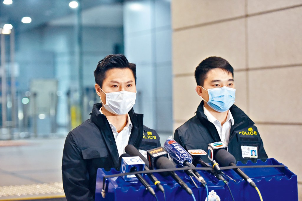 灣仔警區助理指揮官（刑事）何兆東（左）講述案情。