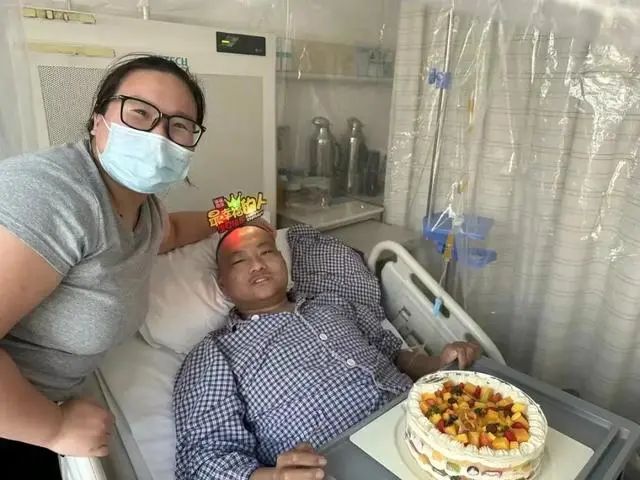 劉月在醫院陪伴智奧紅治療。