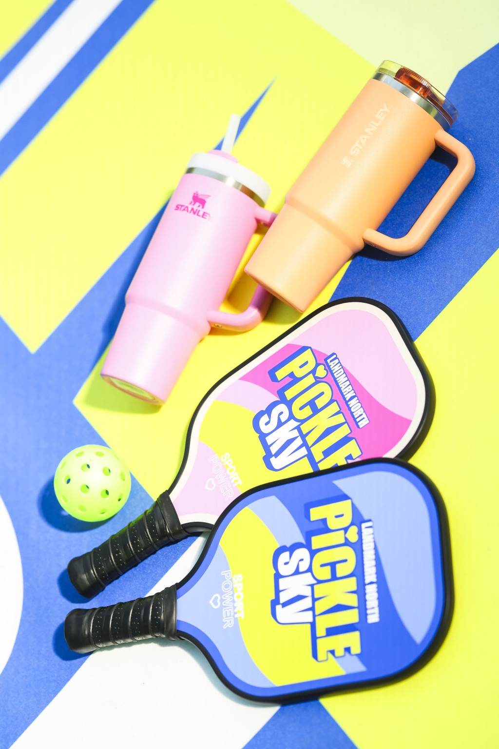 于上水广场消费满$7,000，则可获赠限量Pickleball 运动套装一套，套装包括球拍一块、Pickleball 三个及 Stanley 保温杯一个。