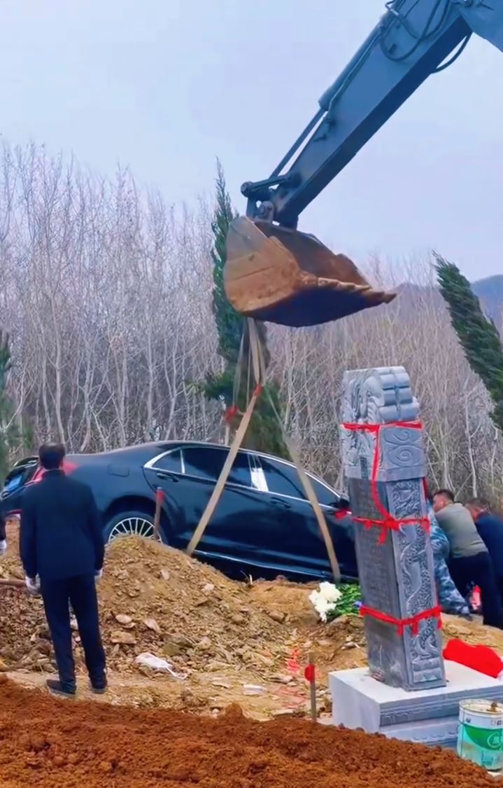 遼寧有土豪將配有「8888」車牌的百萬豪車作陪葬品。抖音