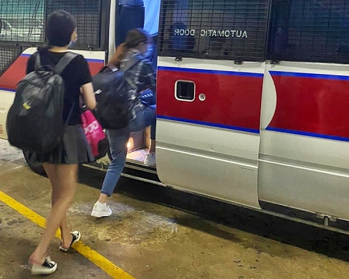 警方拘捕4名29至43歲內地女子。警方圖片