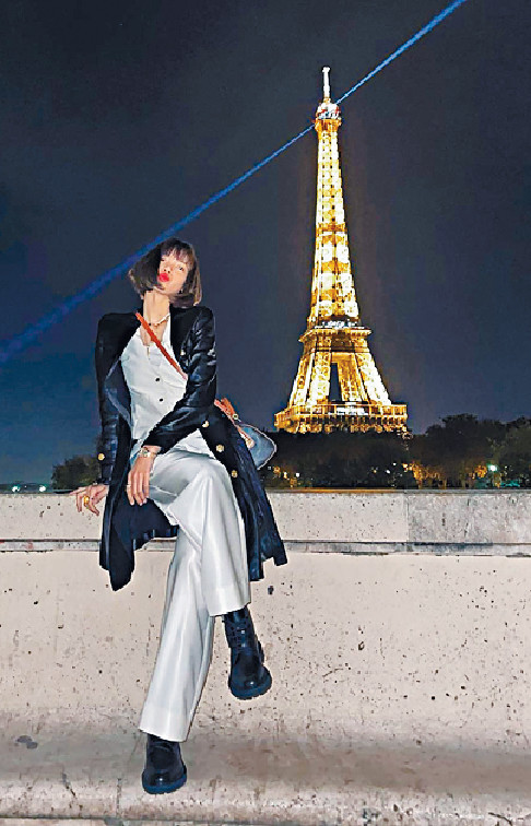■Lisa月初分享在巴黎鐵塔前留影。