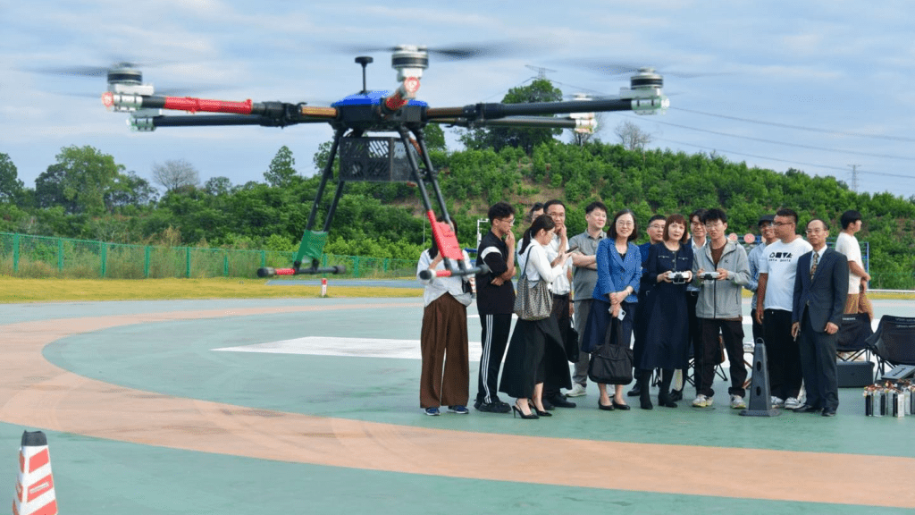 陳潔玲(前排右四)親身體驗無人機系統的操作。政制局fb