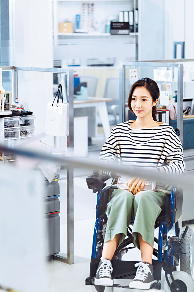 何依婷在戲中的角色遇意外慘變癱瘓，令觀眾擔心其戲分會減少。