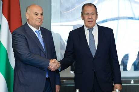 格魯吉亞分離主義地區阿布哈茲領導人巴扎尼亞(左)周二在俄羅斯索契與俄外長拉夫羅夫會談。美聯社