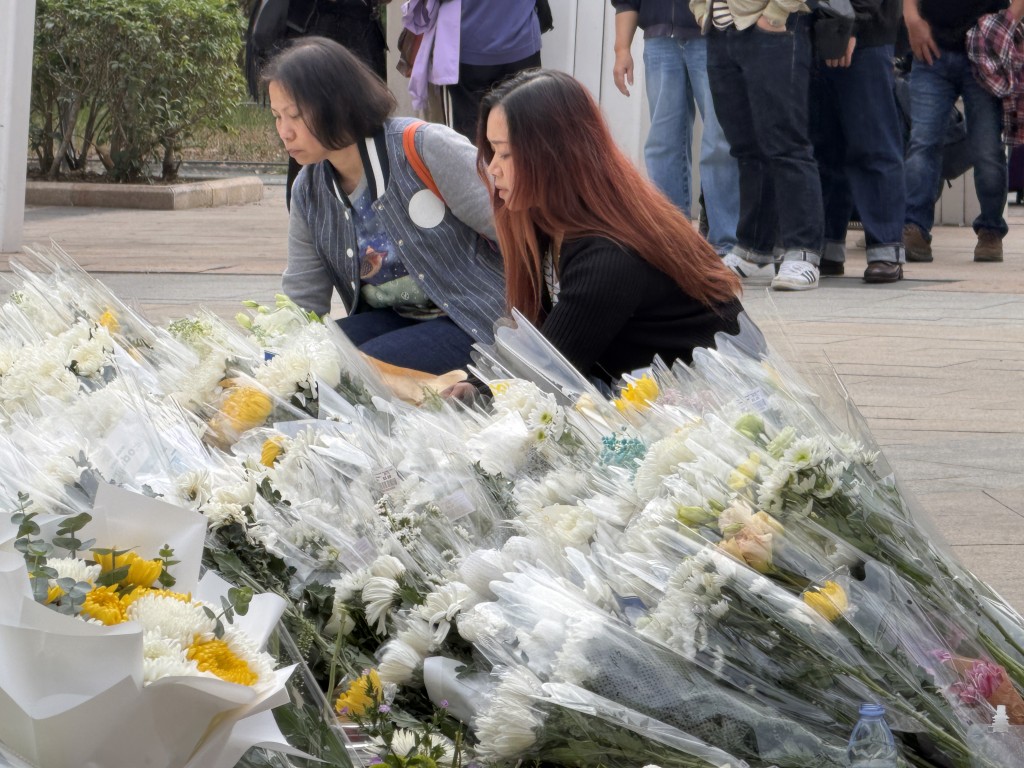 周日上午起續有市民到廣福休憩處獻花。 周日上午起續有市民到廣福休憩處獻花。