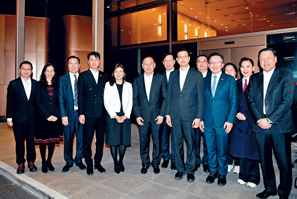 多名港區人大返港，代表團副團長吳秋北表示，他們會在建設國家、香港方面貢獻力量。