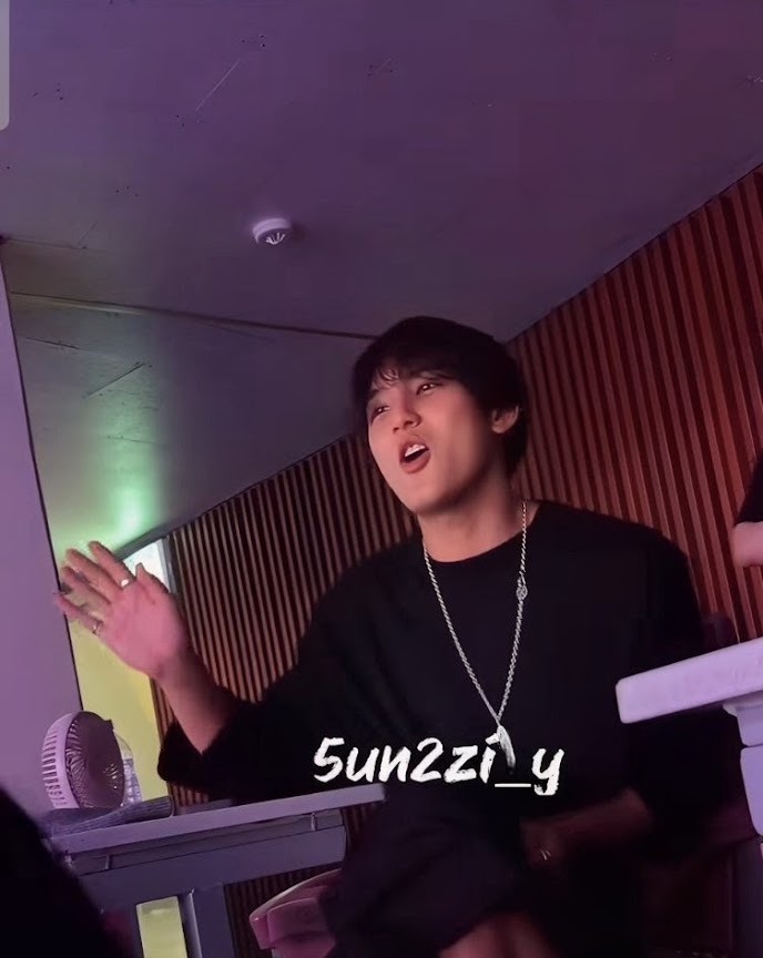SEVENTEEN成員Mingyu特來朝聖,更high爆跟唱BIGBANG名曲〈紅霞〉。(微博截圖) SEVENTEEN成員Mingyu特來朝聖,更high爆跟唱BIGBANG名曲〈紅霞〉。(微博截圖)