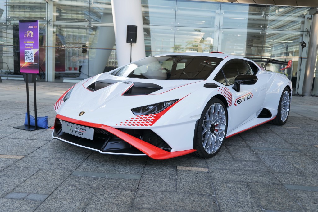 Huracan STO香港車價為$5,692,000起，展示車加有大量附加項目，車價接近700萬港元。