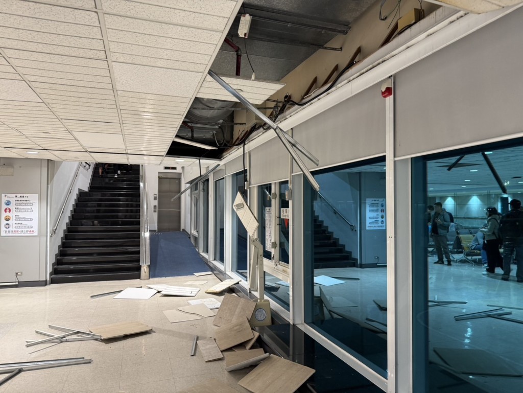 桃園機場侯機室假天花鋼架掉落。Threads @ Lifetour_ 圖片