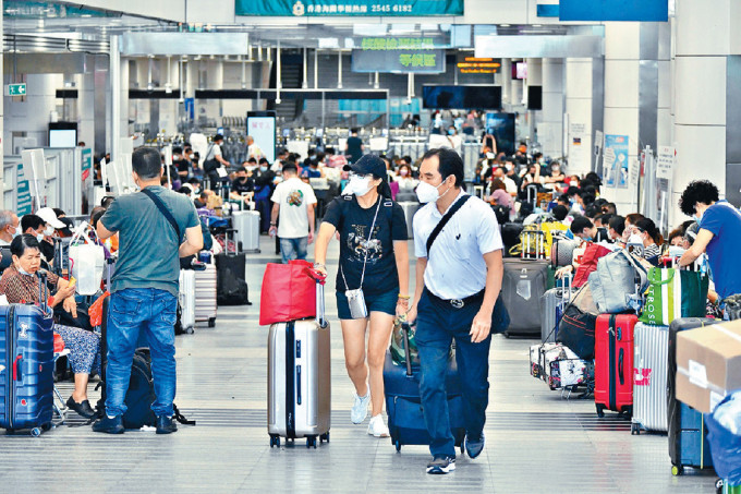 消费券和「开心香港」等措施，令旅客人数大增。