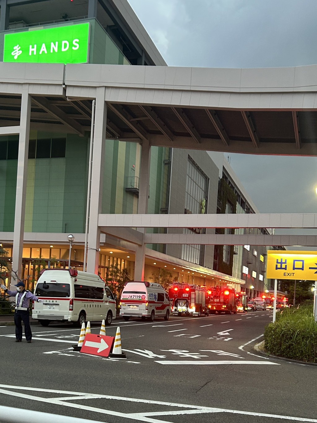 名古屋商場不明噴霧事件，23人不適。 X