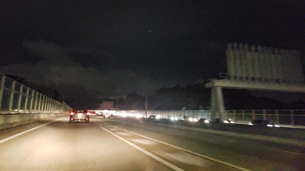 公路上的街燈熄滅。網民温智丰圖片