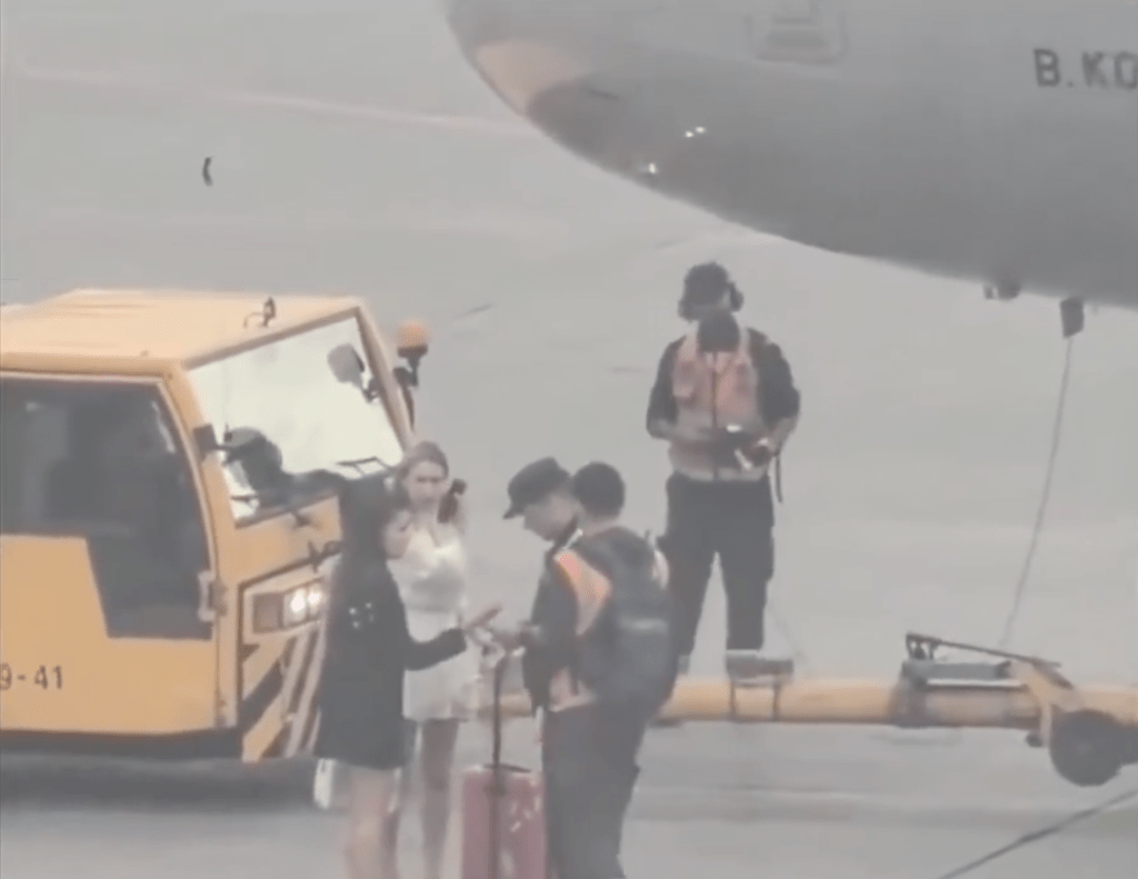 地勤人員趕至將兩名女子帶走。X影片截圖 地勤人員趕至將兩名女子帶走。X影片截圖