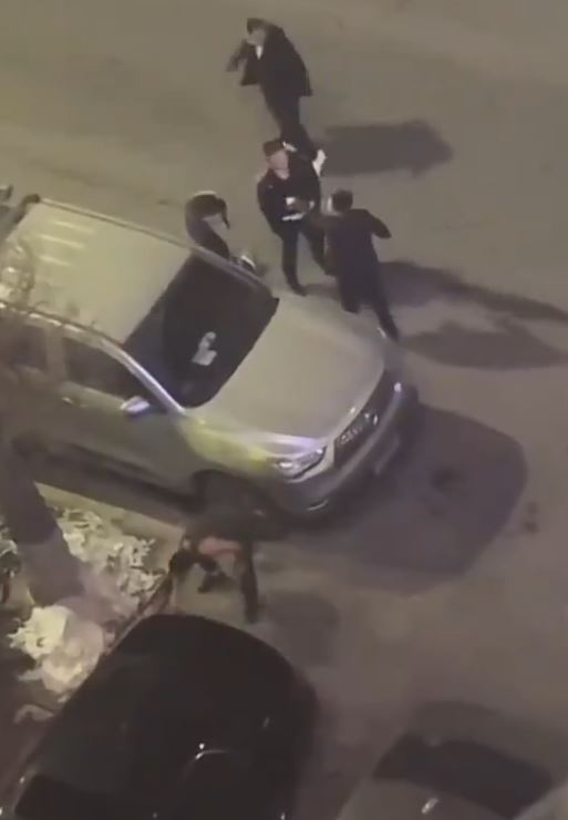 背心男不敵對方後，當街大便自製屎彈還擊。