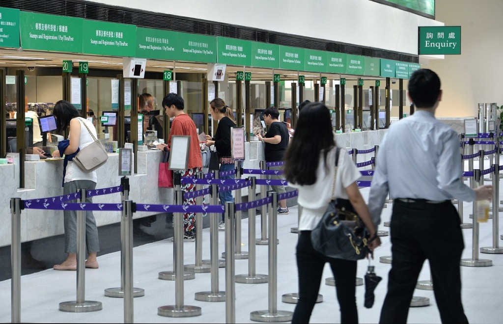 就市民直接到郵局領取「銅芯抗疫口罩」的安排,創科局會再與郵政署商討仔細安排。資料圖片