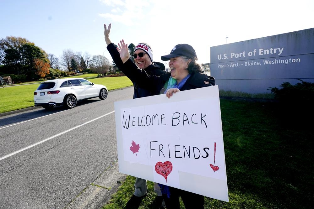 美國和加拿大雙重公民 和她的美國丈夫在華盛頓州布萊恩舉著一個自製的標語歡迎人們從加拿大前往美國。AP圖片