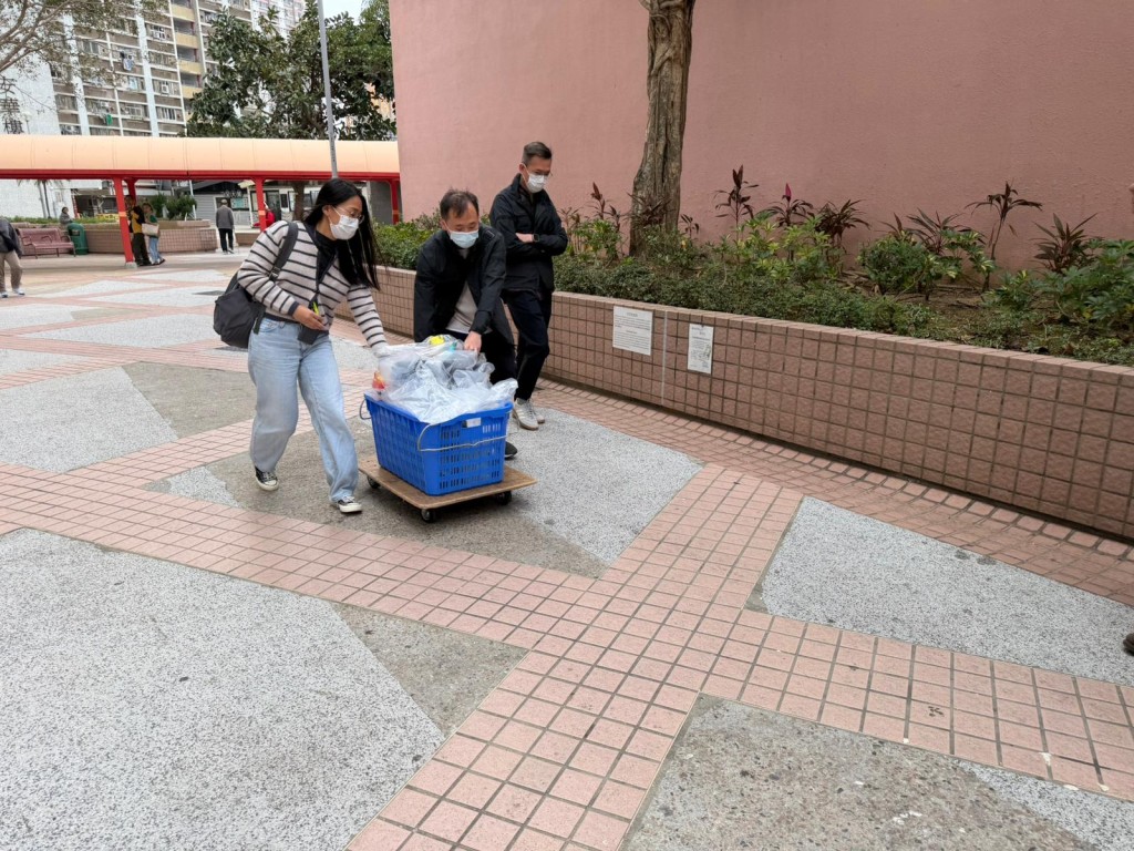 警員在單位內帶走證物。