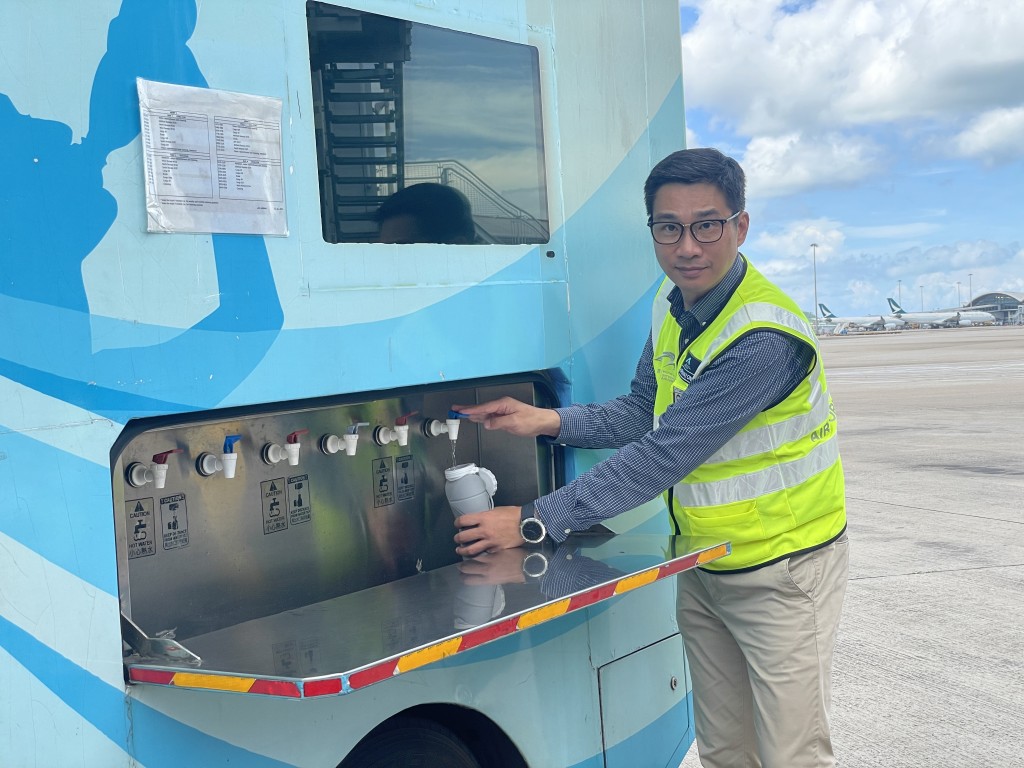 機管局機場運行副總監方瑞文表示，流動飲用水供應車可讓工作人員補充水份，避免脫水。  蕭博禧攝