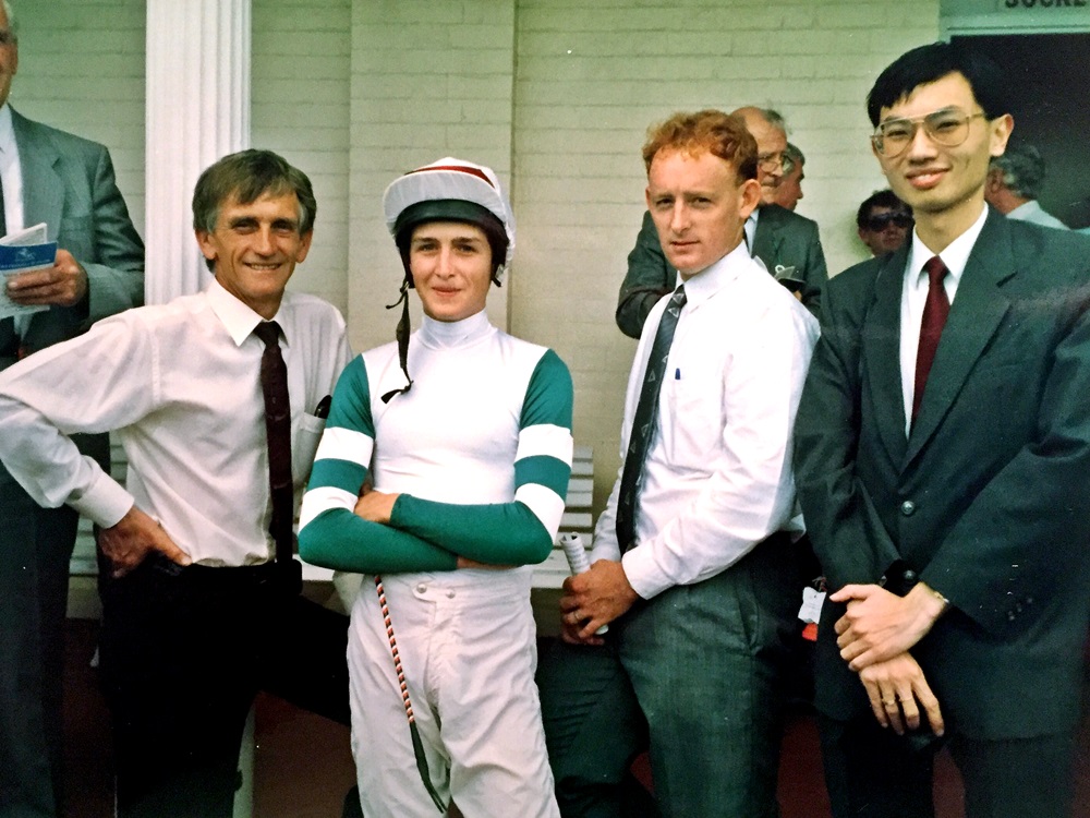 吳嵩(右)首匹名下愛駒在1990年元旦日於澳洲蘭域馬場上陣。