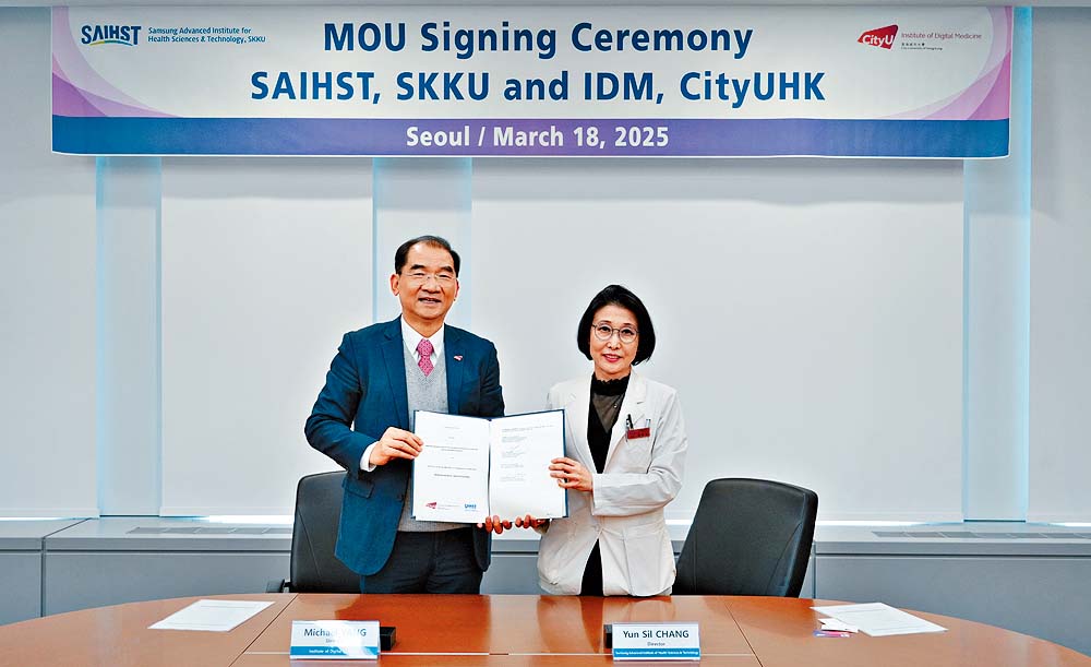 今年三月,城大高級副校長(創新及企業)楊夢甦教授(左)及三星融合醫科學院院長張允實教授(右)於韓國首爾簽署合作備忘錄。 今年三月,城大高級副校長(創新及企業)楊夢甦教授(左)及三星融合醫科學院院長張允實教授(右)於韓國首爾簽署合作備忘錄。