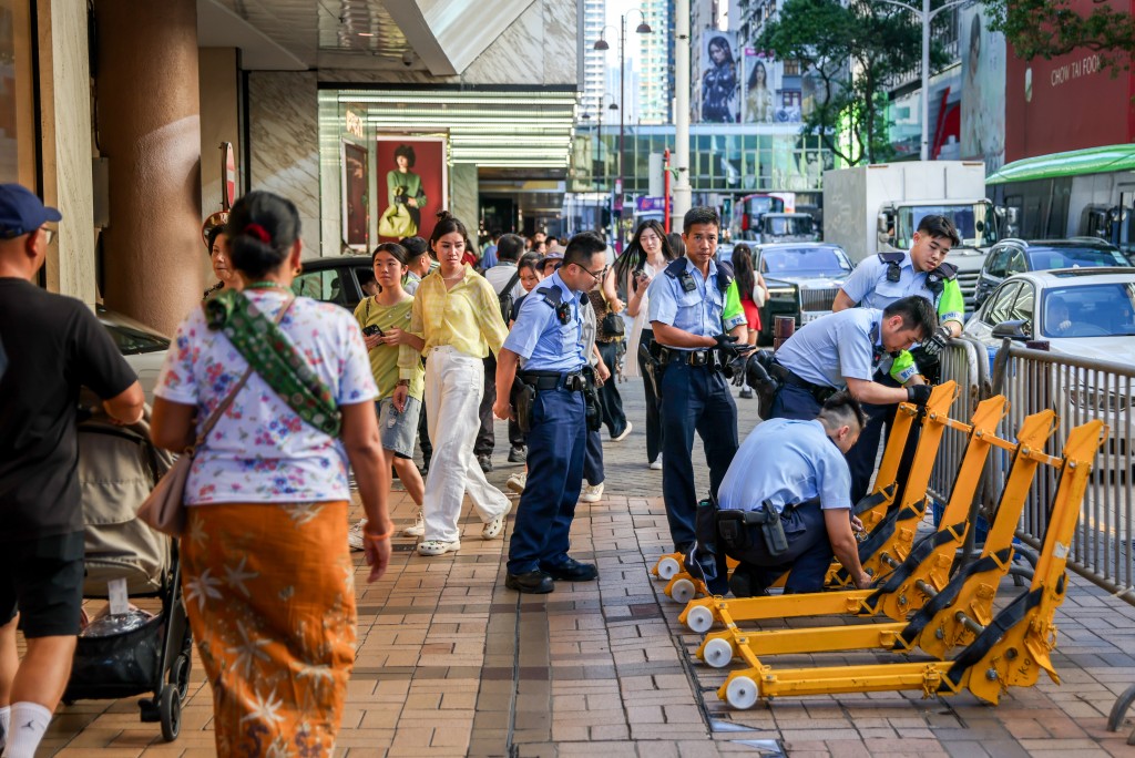 警方如火如荼準備封路。何家豪攝