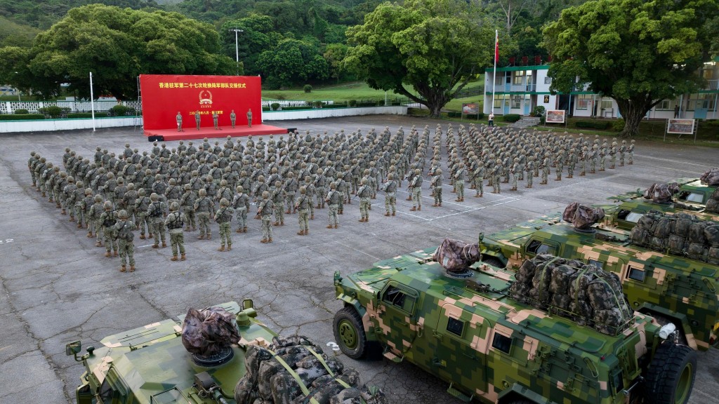 輪換進港官兵進駐前進行了扎實訓練和認真學習，具備了履行香港防務的能力素質。政府新聞處