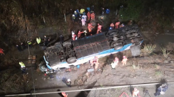 廣西一輛滿載的巴士追撞壞車後墮坡。央視片段截圖