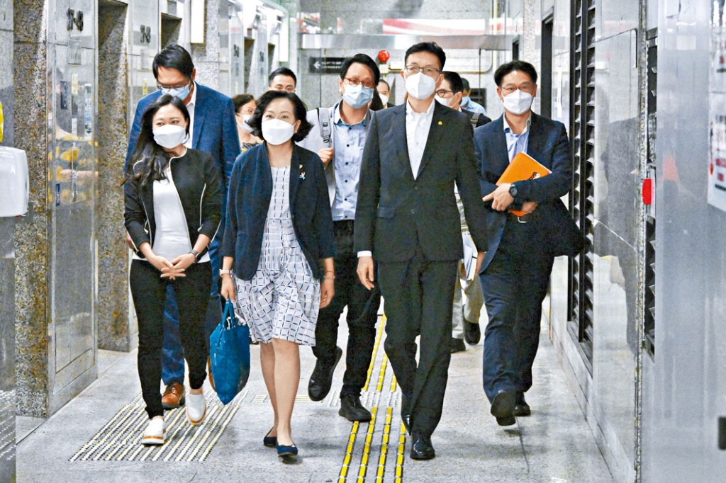 工聯會議員到候任特首辦公室，向李家超表達意見。