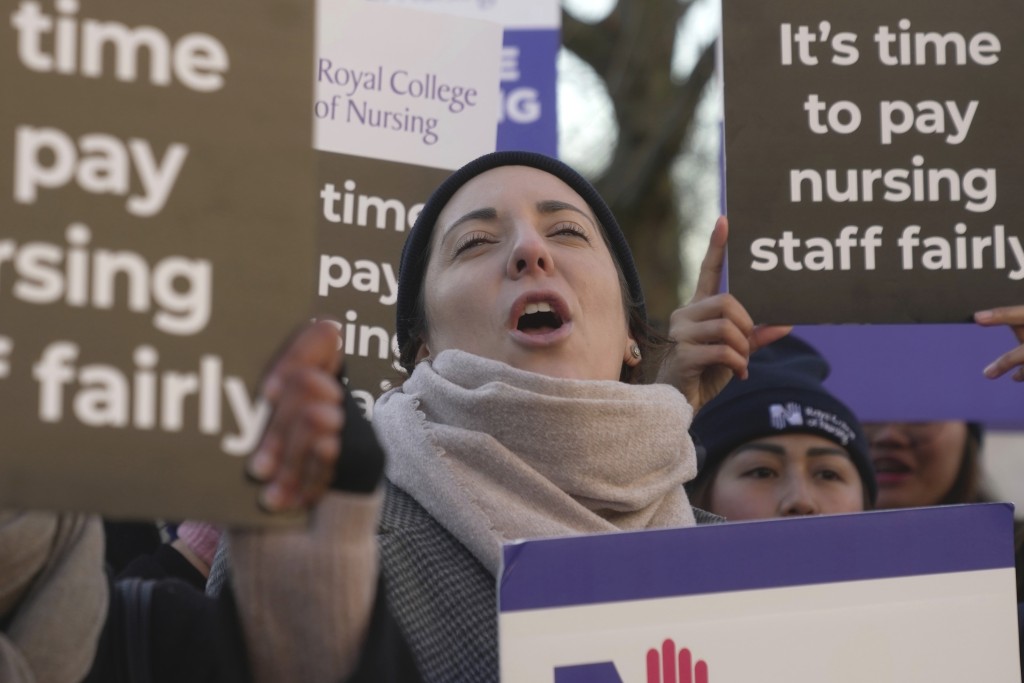 罷工護士參加了倫敦聖托馬斯醫院外的抗議活動。AP