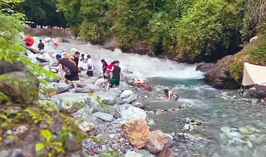 四川戏水景点「龙漕沟」突发山洪，游客躲避不及。