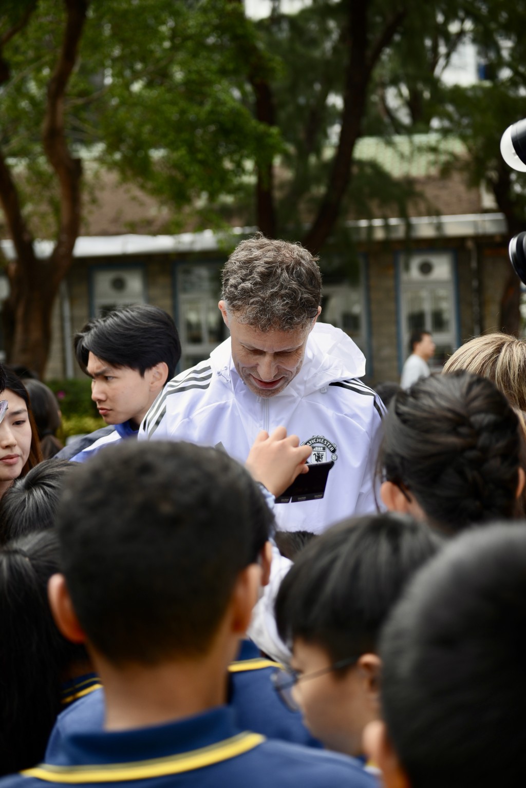 朗尼莊臣受熱捧,認真為小球迷簽名。楊功煜攝 朗尼莊臣受熱捧,認真為小球迷簽名。楊功煜攝