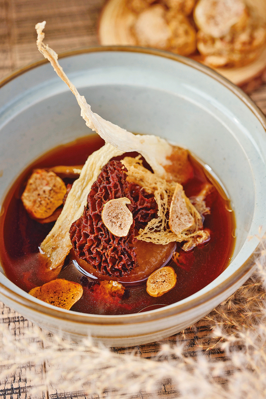 白松露真菌清湯時令菇菌熬成清湯，再刨上白松露薄片，散發陣陣迷人的芬芳香氣。