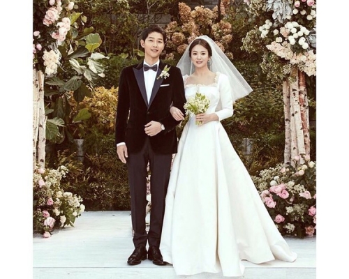 宋仲基與宋慧喬結婚不到兩年,火速閃離,童話美夢破到一地都係。