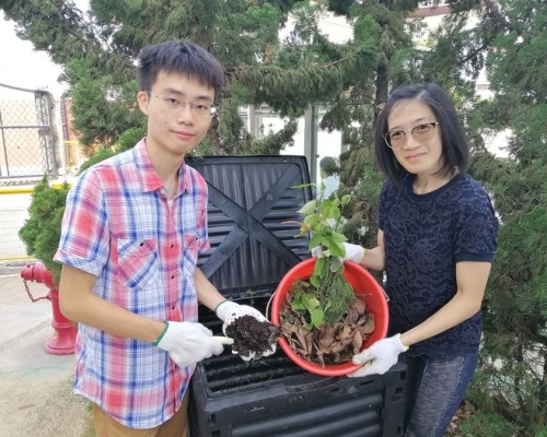 THEi園藝樹藝及園境管理（榮譽）理學士學生許信揚（左）及THEi環境及設計學院環境學系助理教授羅敏儀博士（Caroline）（右），定期到三個合作的屋苑檢視園林廢物回收及堆肥進度。