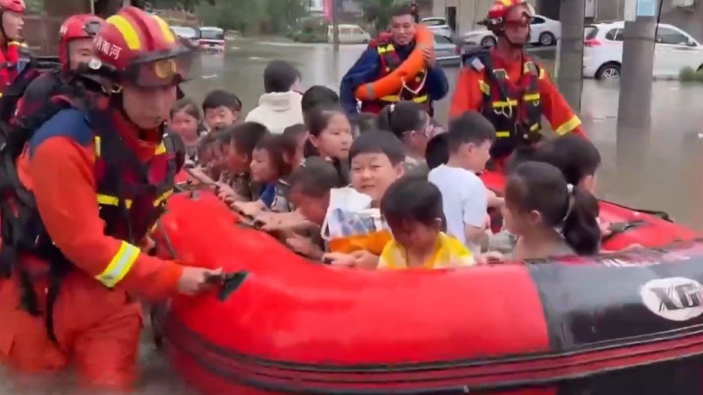 7月5日,河南安陽一幼兒園73名學生和20名老師因暴雨積水被困。(央視截圖)