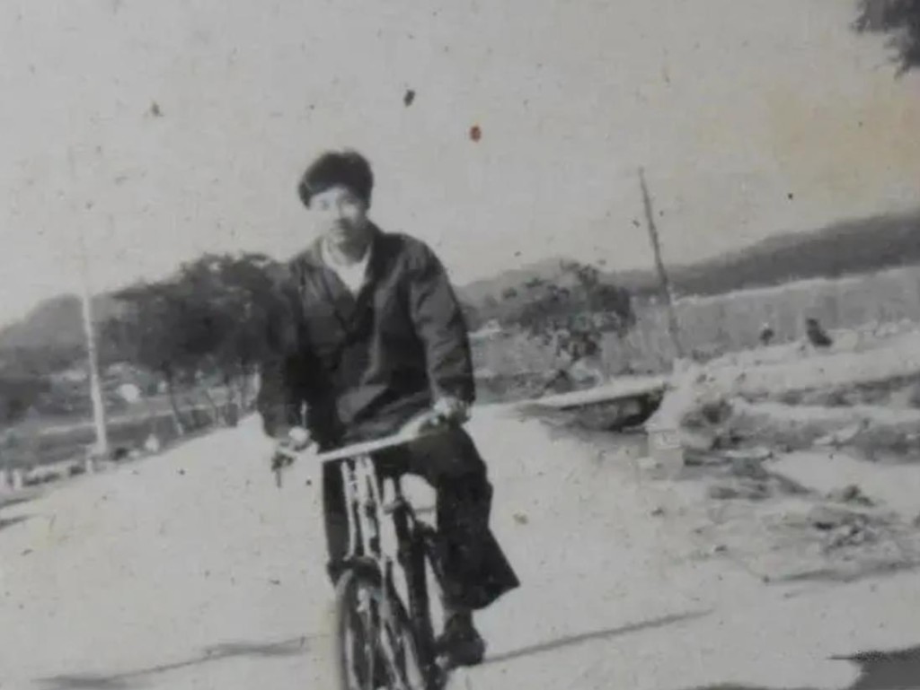空難發生後,村支書黃上福騎單車趕往通知上級政府增援。示意圖 空難發生後,村支書黃上福騎單車趕往通知上級政府增援。示意圖