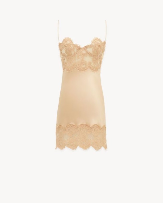 YSL官网类似款式slip dress in silk satin and lace，参考价约3.1万港元。