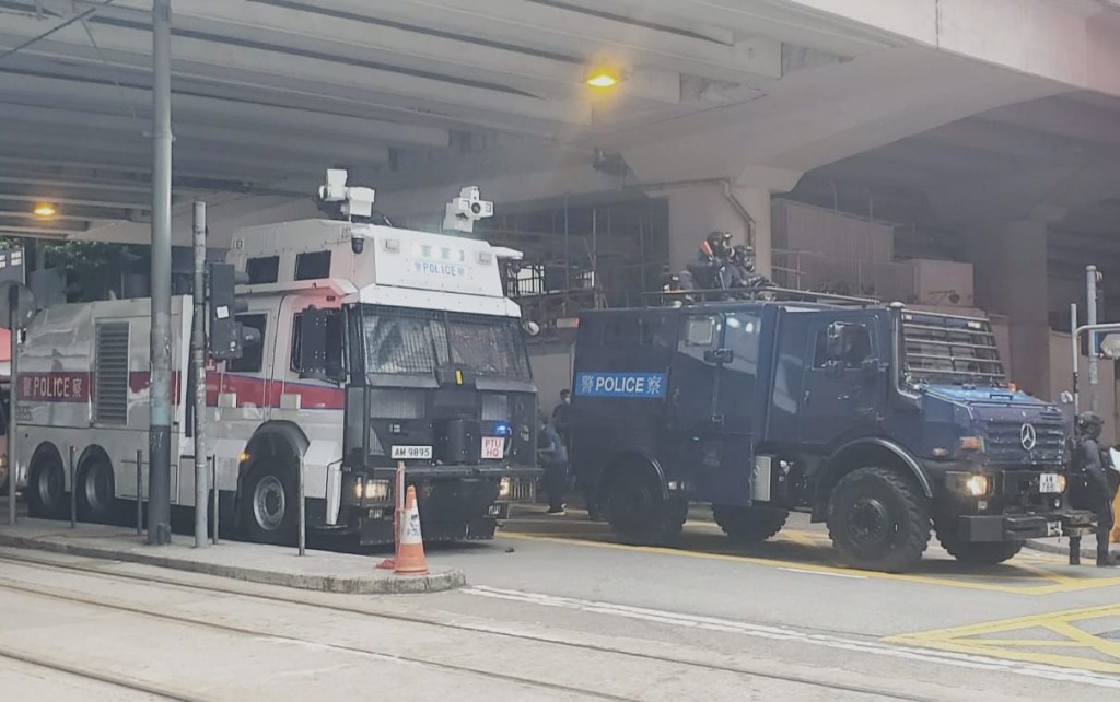 水炮車及銳武裝甲抵達。