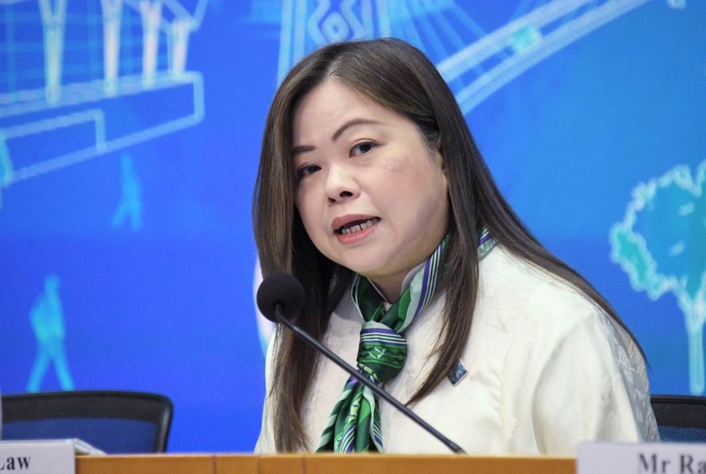 羅淑佩表示，體育行政人員培訓計劃合共提供七個名額，採用類似管理培訓生模式，安排退役運動員在體育學院實習並跟隨高層學習。